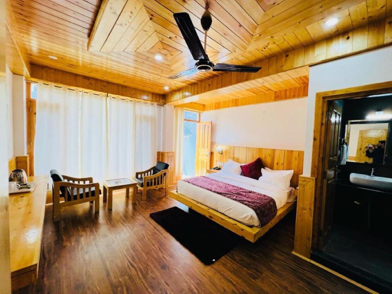 Hotel Sakura Palace Manāli Exteriör bild