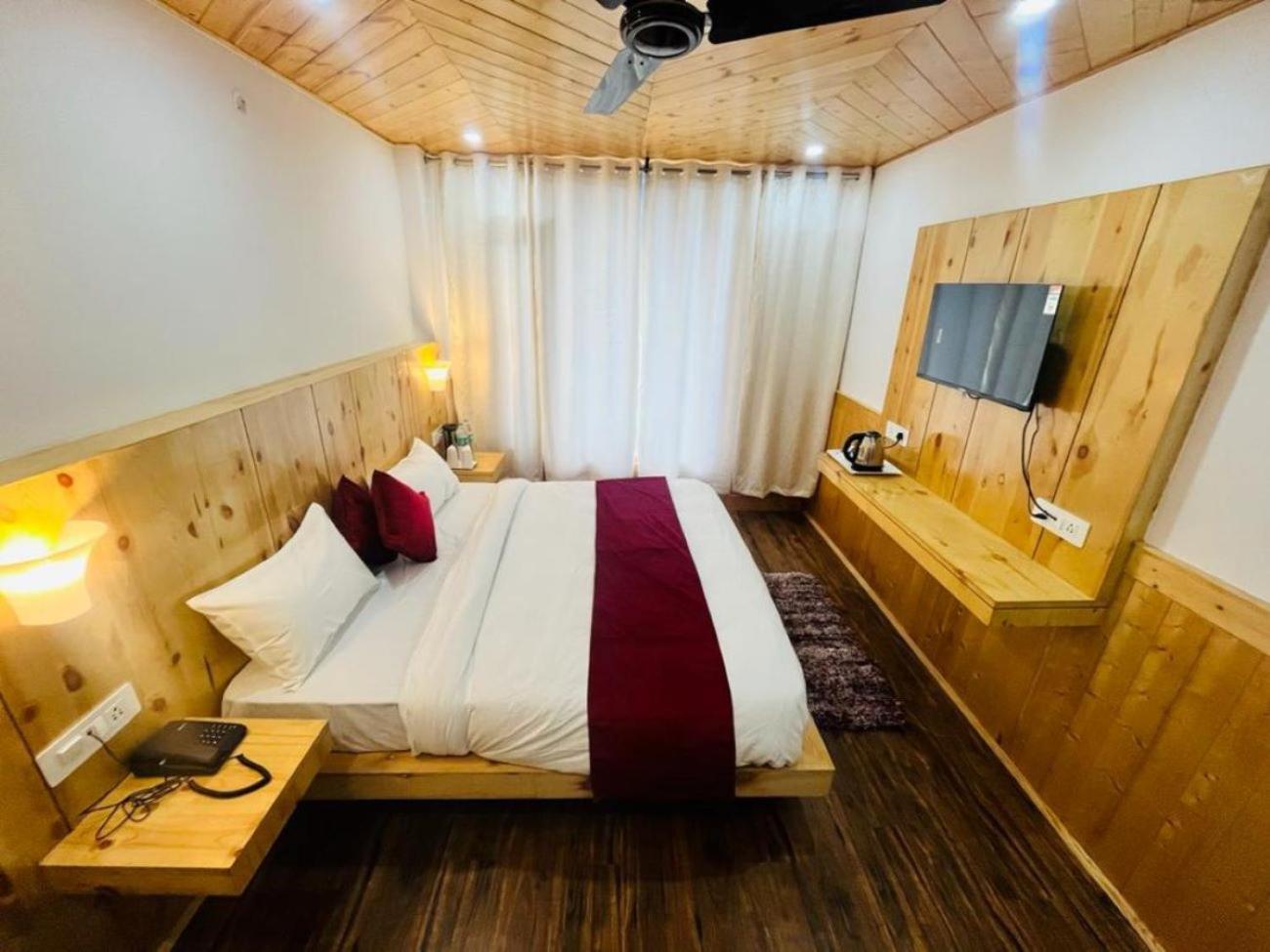 Hotel Sakura Palace Manāli Exteriör bild